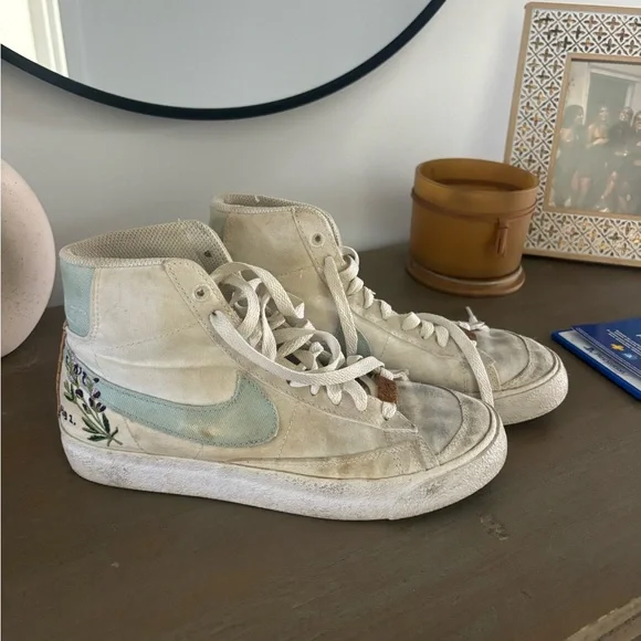 Nike Cream and Blue High-Tops with Floral Embroidery - Picture 2 of 3
